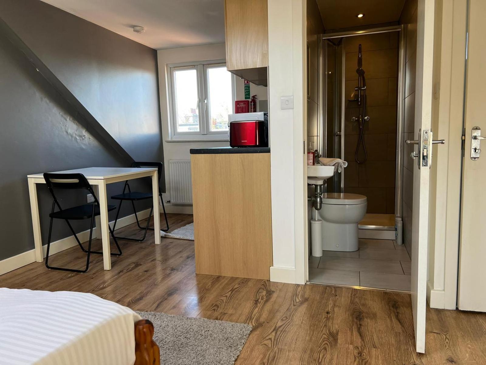 Private With Your Shower And Kitchen Homestay London