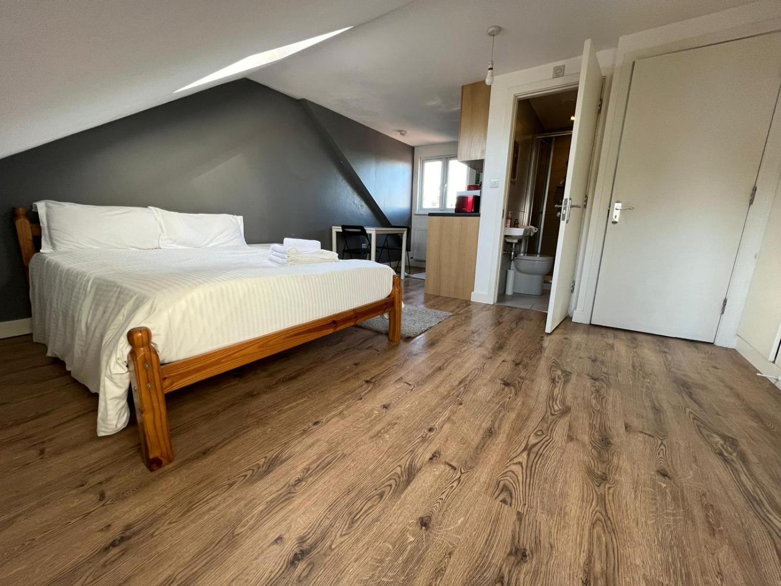 Quarto em Acomodações Particulares Private With Your Shower And Kitchen *